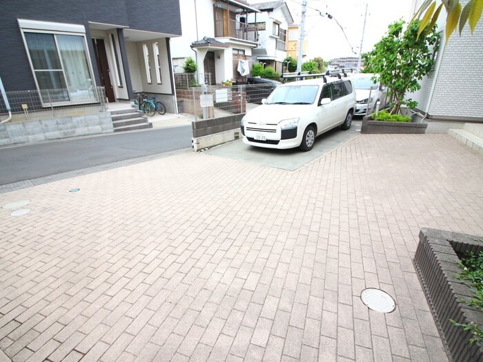 物件外観写真4　(駐車場)