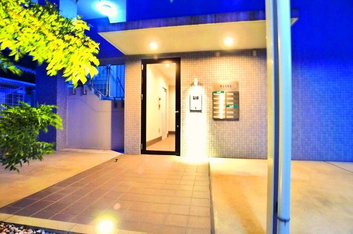 物件外観写真5　(エントランス部分)