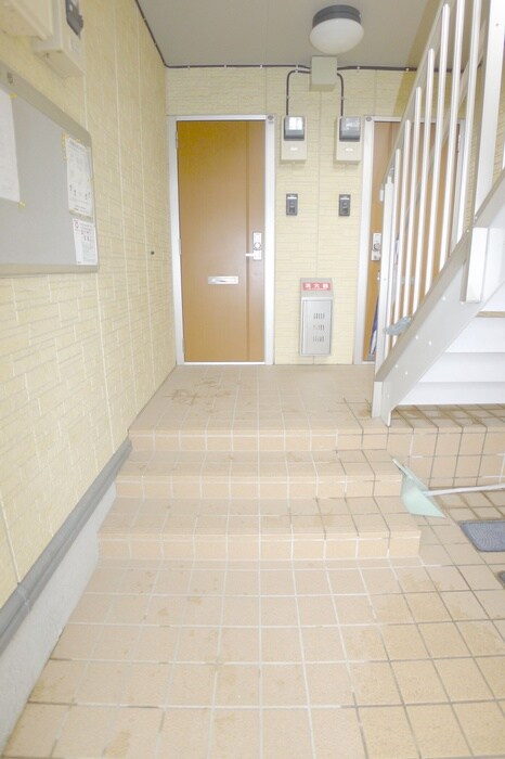 物件外観写真3　(エントランス部分)