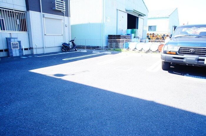 物件外観写真4　(駐車場)
