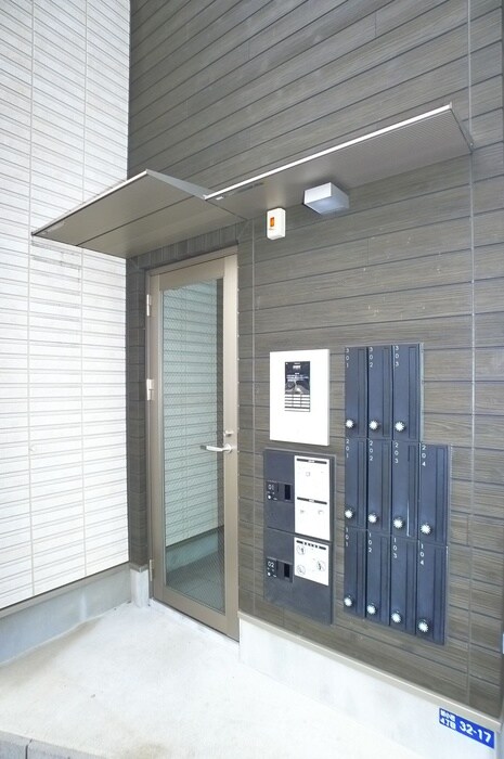 物件外観写真3　(エントランス部分)