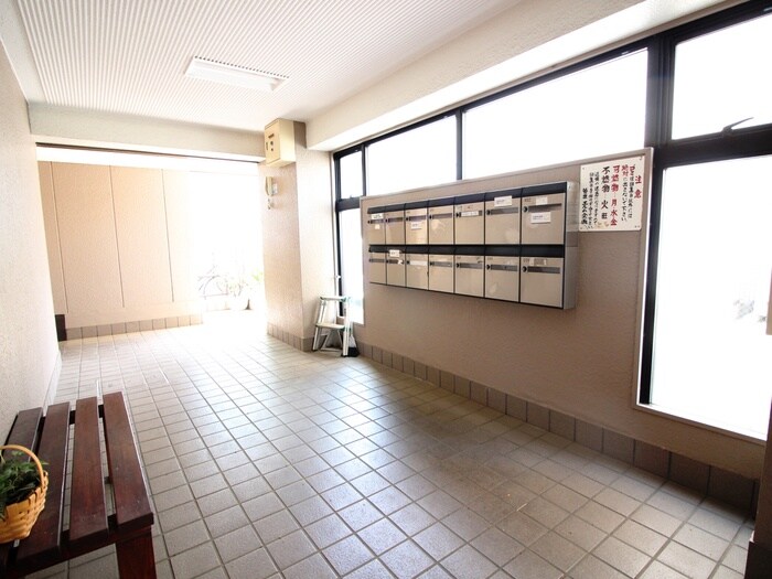 物件外観写真3　(エントランス部分)