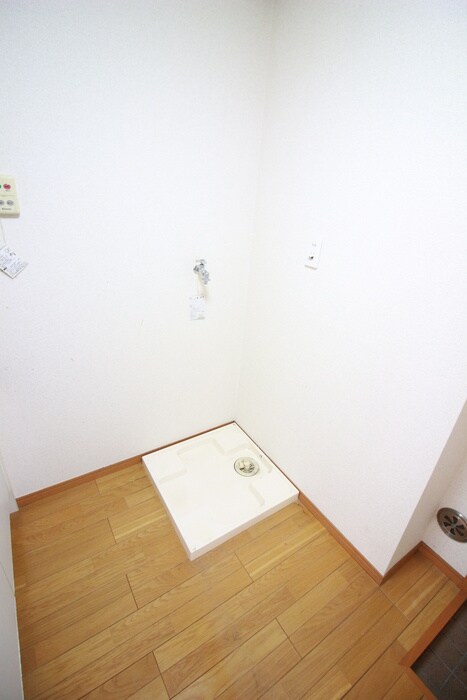 物件内観写真12　(洗濯機置場)