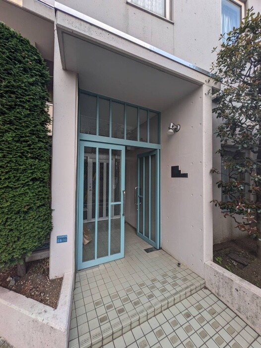 物件外観写真3　(エントランス部分)