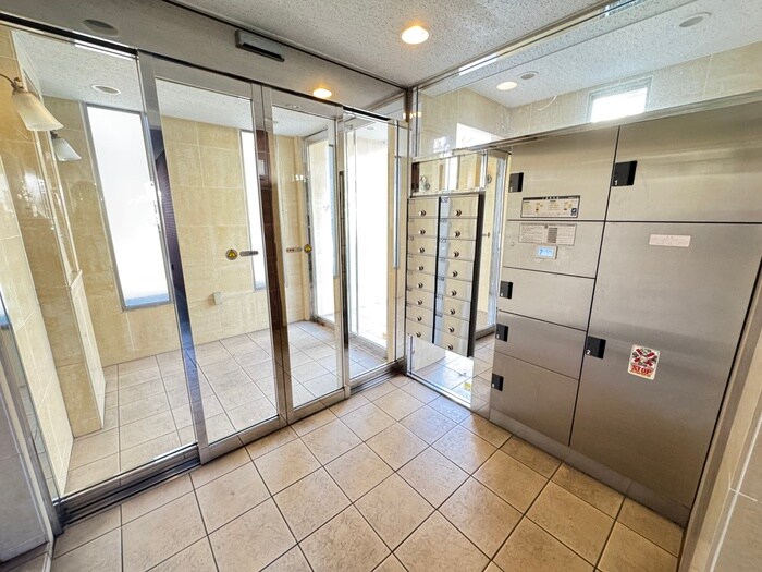 物件外観写真3　(エントランス部分)