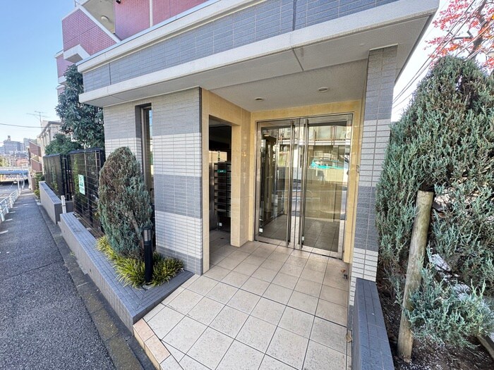 物件外観写真4　(エントランス部分)