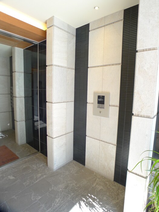 物件外観写真4　(エントランス部分)