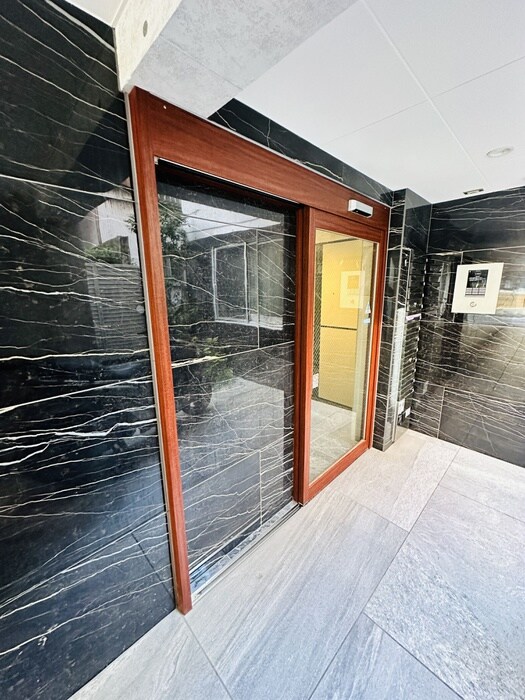 物件外観写真2　(エントランス部分)