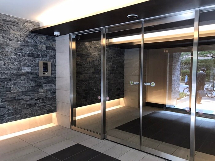 物件外観写真6　(エントランス部分)