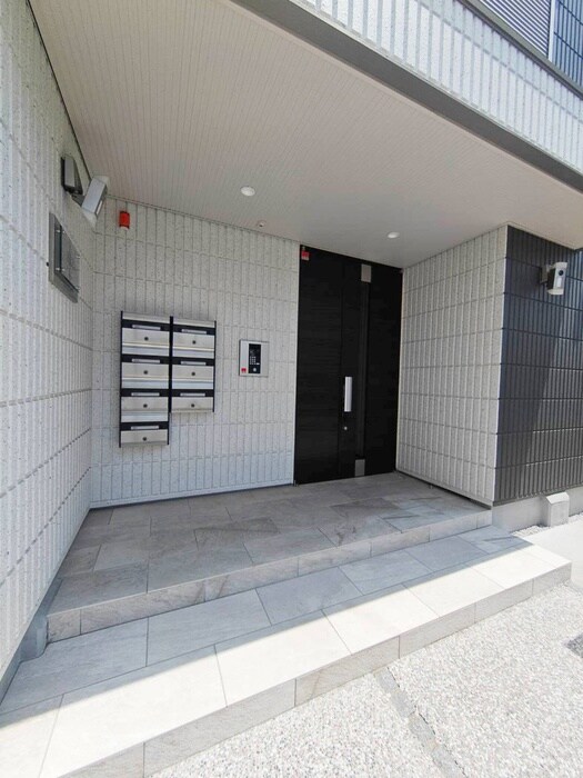 物件外観写真2　(エントランス部分)