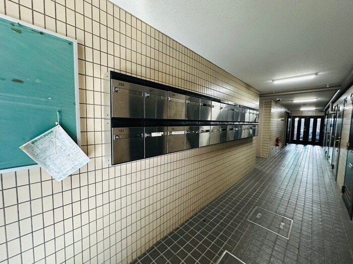 物件外観写真4　(エントランス部分)