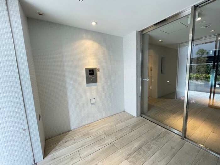 物件外観写真2　(エントランス部分)