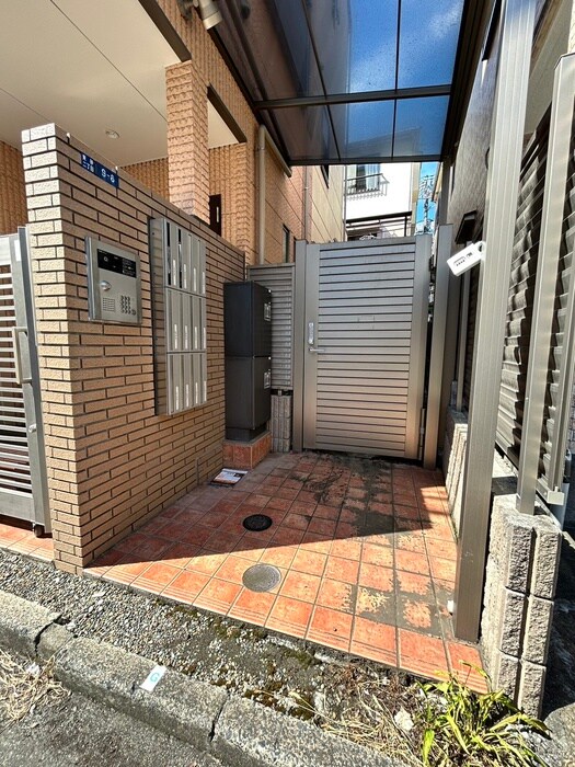 物件外観写真2　(エントランス部分)