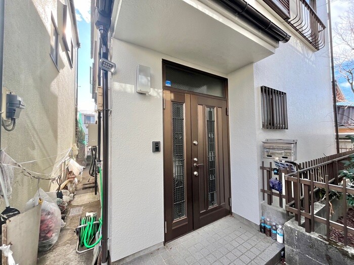 物件外観写真2　(エントランス部分)