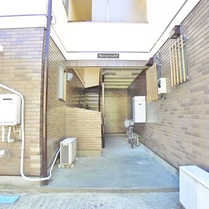 物件外観写真3　(エントランス部分)