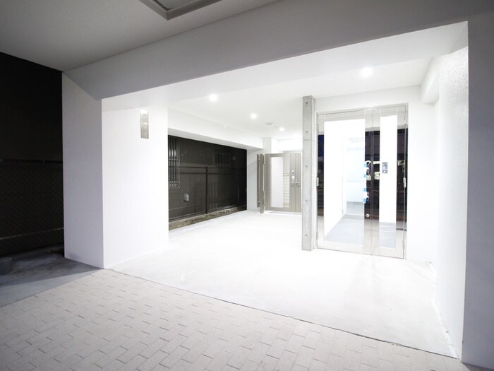 物件外観写真2　(エントランス部分)