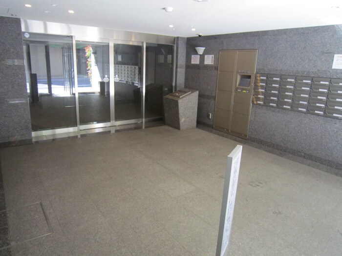 物件外観写真2　(エントランス部分)