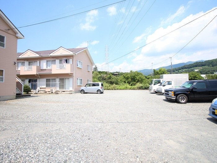 物件外観写真6　(駐車場)