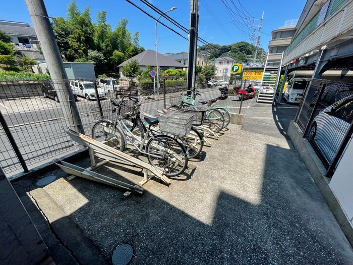 物件外観写真4　(駐輪場)
