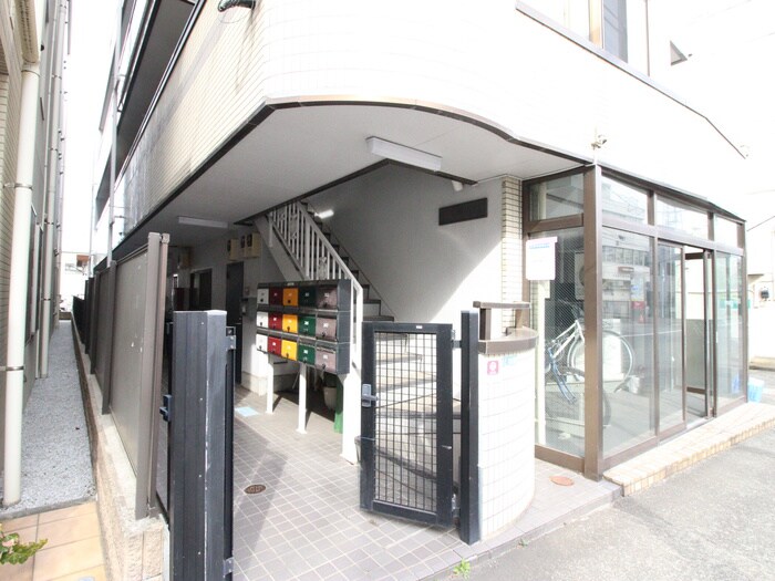 物件外観写真2　(エントランス部分)