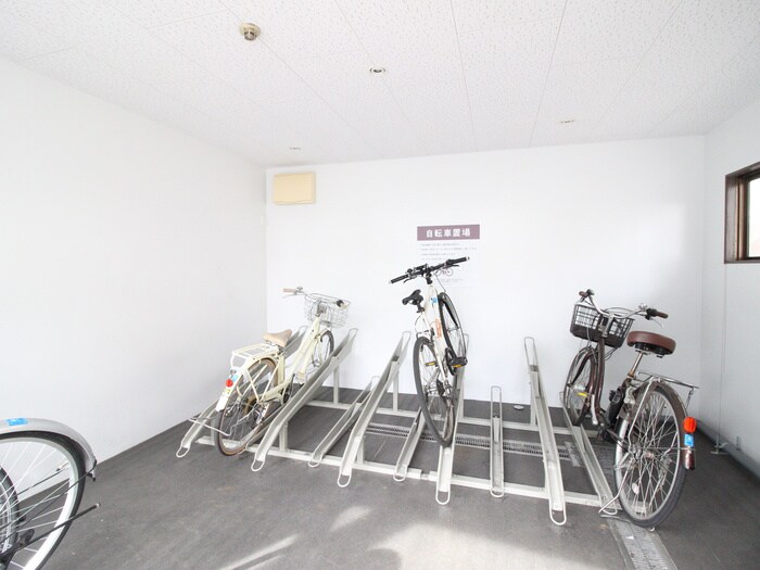 物件外観写真3　(駐輪場)