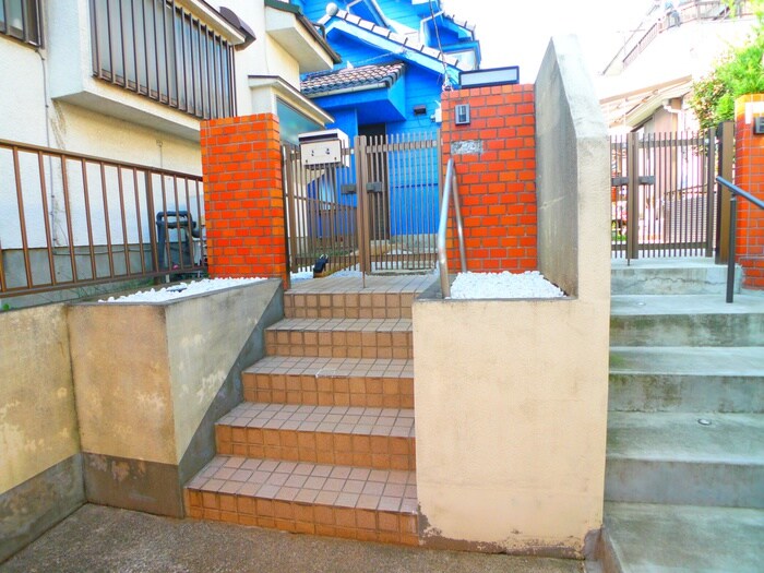 物件外観写真3　(エントランス部分)