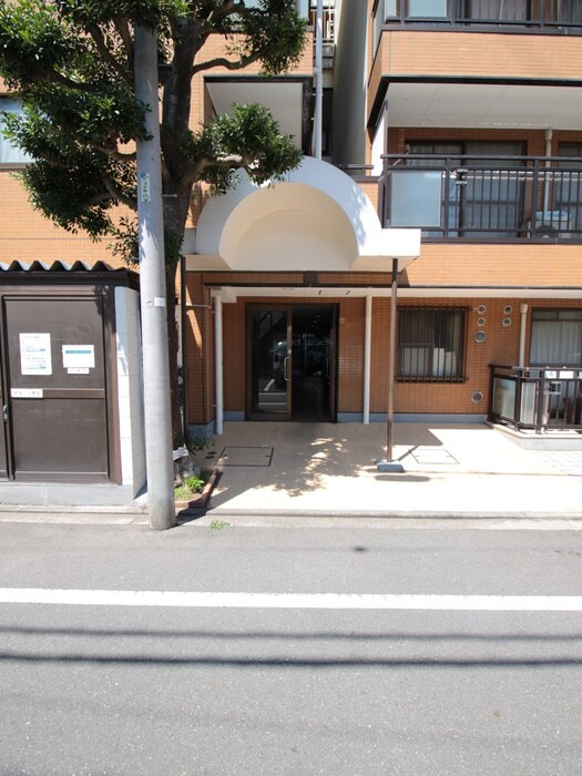 物件外観写真3　(エントランス部分)