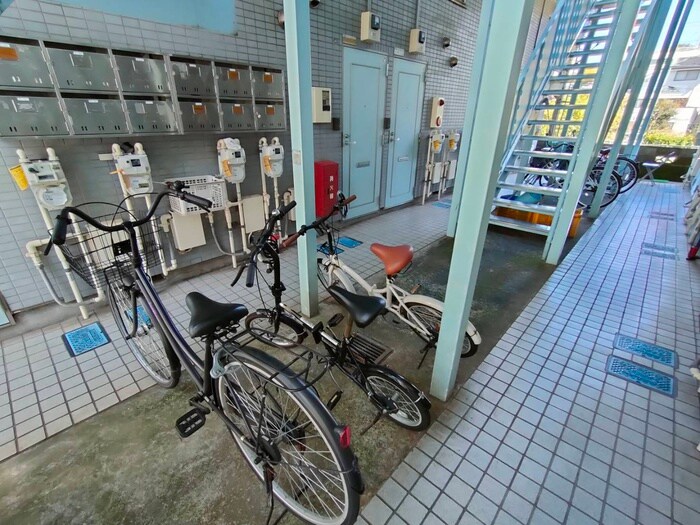 物件外観写真4　(駐輪場)