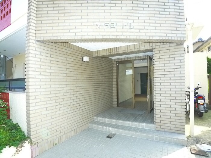 物件外観写真2　(エントランス部分)