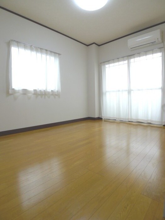 物件内観写真7　(室内からの展望)