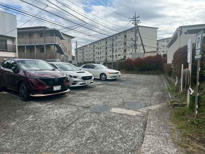 物件外観写真3　(駐車場)