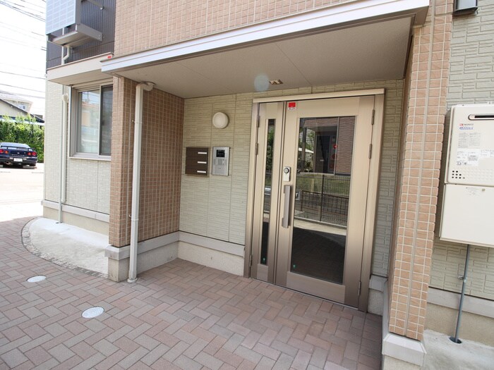 物件外観写真2　(エントランス部分)