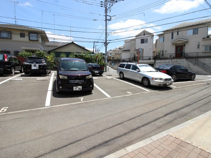 物件外観写真3　(駐車場)