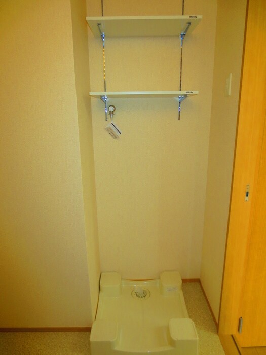 物件内観写真10　(洗濯機置場)