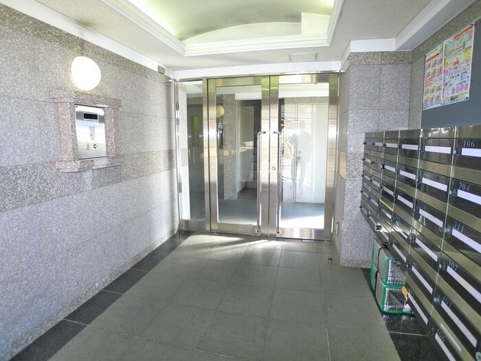 物件外観写真3　(エントランス部分)