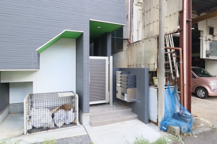 物件外観写真3　(エントランス部分)