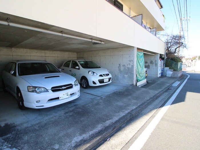 物件外観写真2　(駐車場)