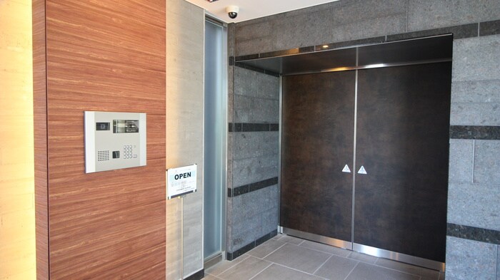 物件外観写真2　(エントランス部分)