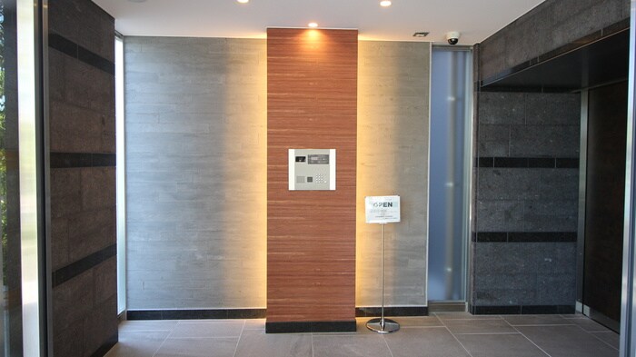 物件外観写真5　(エントランス部分)