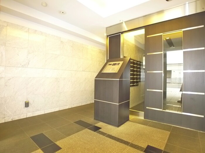 物件外観写真2　(エントランス部分)