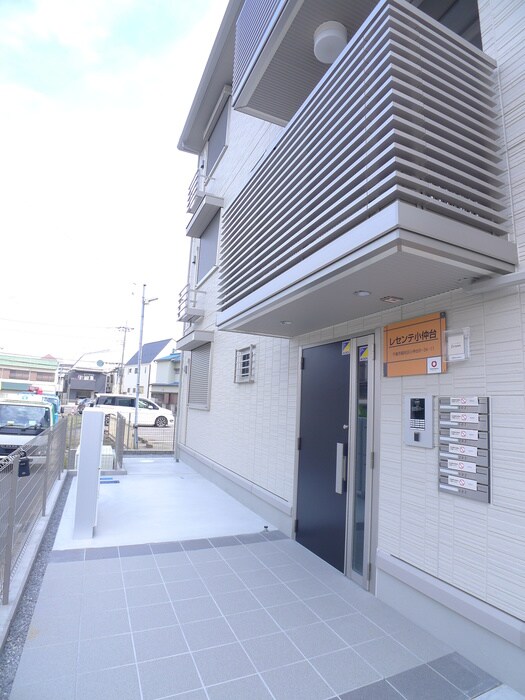 物件外観写真4　(エントランス部分)