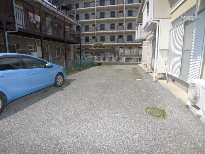 物件外観写真2　(駐車場)