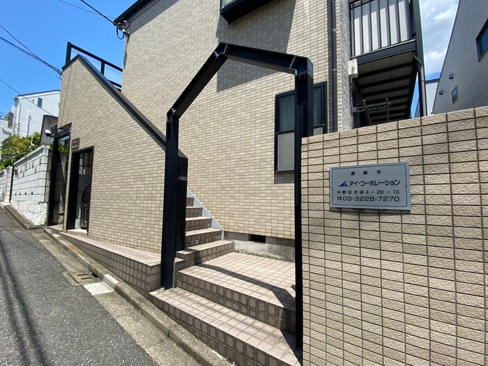 物件外観写真2　(エントランス部分)