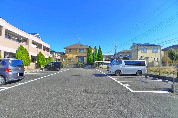 物件外観写真2　(駐車場)