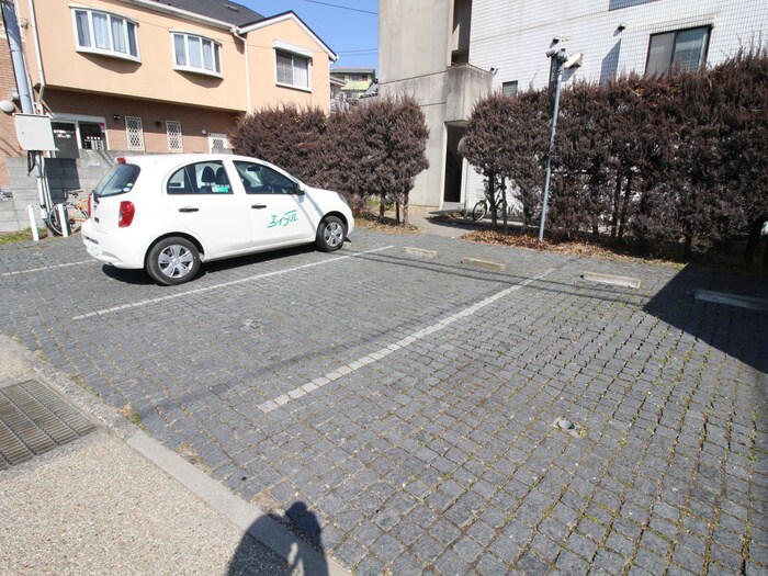 物件外観写真3　(駐車場)