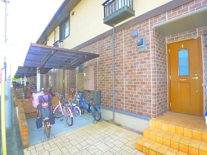 物件外観写真3　(エントランス部分)