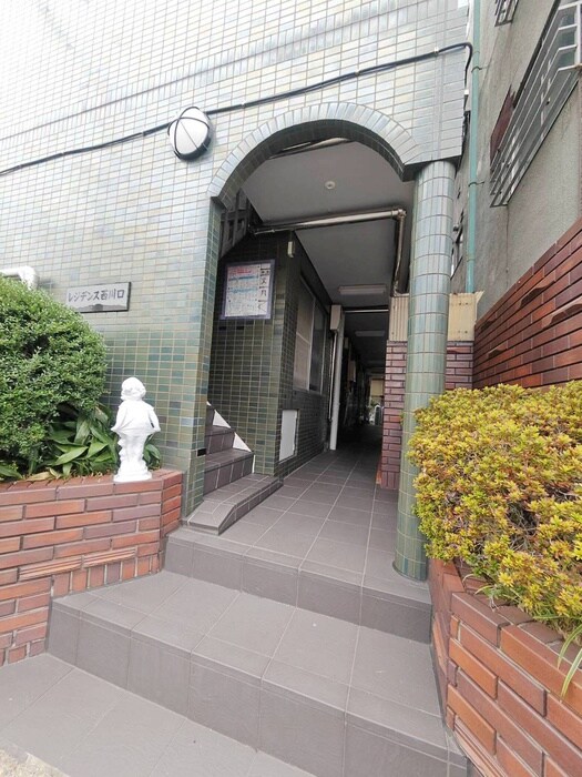 物件外観写真3　(エントランス部分)