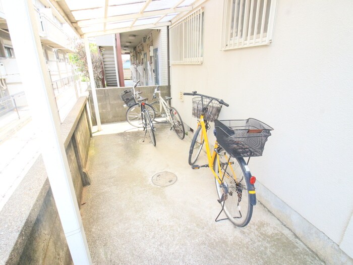物件外観写真4　(駐輪場)