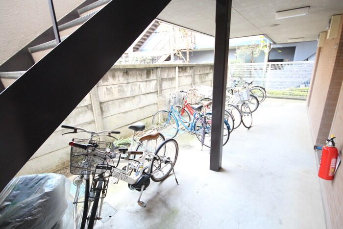物件外観写真5　(駐輪場)