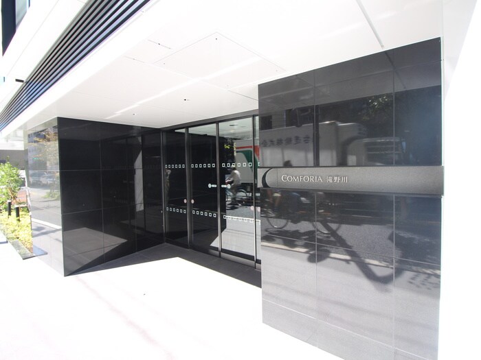 物件外観写真6　(エントランス部分)